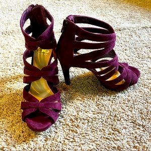 Size 7 Heels Gianni Bini - GORGEOUS color maroon/purple, zipper back. EUC.